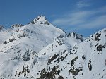 05 - L'imponente Piramide del Pradella, la capanna Giulia Maria vicino al palo della funivia  